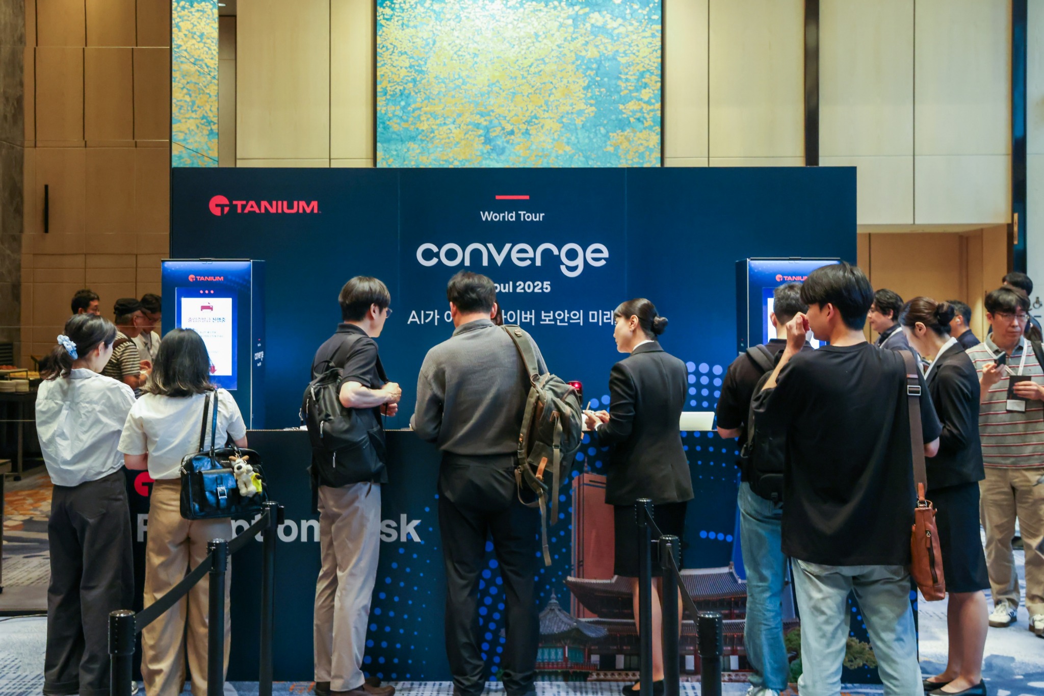 Tanium Converge Seoul 전시 공간에서 참가자들이 부스를 관람하는 모습